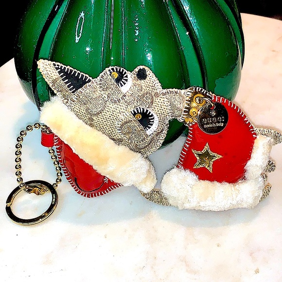 GUCCI GUCCIOLI COLLECTION SANTA CHIHUAHUA BAG CHARM KEY CHAIN GG GUCCI PLUS DOG - Picture 4 of 7